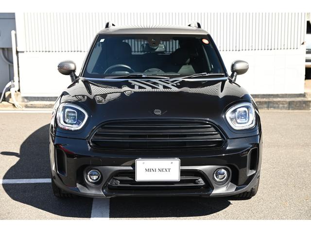 ＭＩＮＩ クーパーＤ　クロスオーバー・シャドー・エディション　限定車　純正１８ＡＷ　ＡｐｐｌｅＣａｒＰｌａｙ　前後ＰＤＣ　ワイヤレスチャージング　Ｄアシスト　バックカメラ　ＥＴＣ２．０　ＬＥＤヘッドライト　レザレットシート　シートヒーター　オートライト　ＡＣＣ（3枚目）