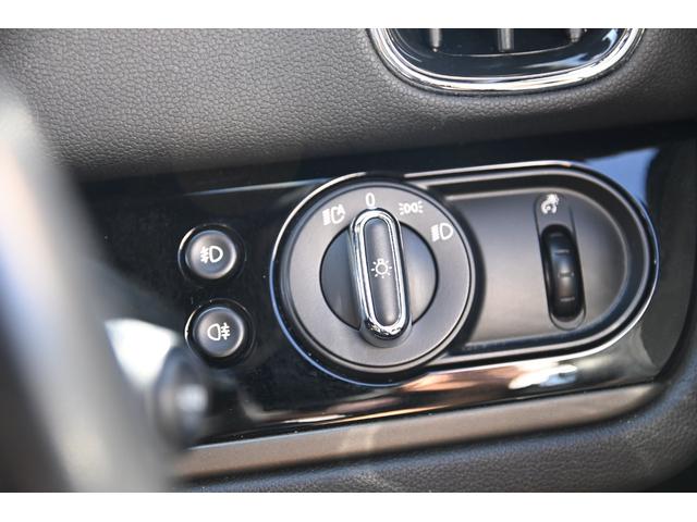ＭＩＮＩ クーパーＤ　クロスオーバー・シャドー・エディション　限定車　純正１８ＡＷ　ＡｐｐｌｅＣａｒＰｌａｙ　前後ＰＤＣ　ワイヤレスチャージング　Ｄアシスト　バックカメラ　ＥＴＣ２．０　ＬＥＤヘッドライト　レザレットシート　シートヒーター　オートライト　ＡＣＣ（55枚目）
