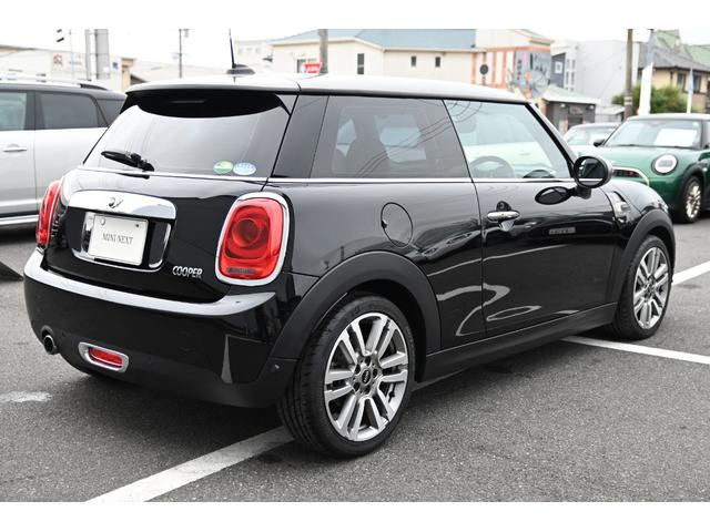 ＭＩＮＩ クーパー　セブン　限定車セブン　純正ＨＤＤナビ　純正１７インチＡＷ　Ｄアシスト　バックカメラ　ＰＤＣ　ＬＥＤヘッドライト　ハーフレザーシート　ドライビングモード　ワンオーナー　ヘッドアップディスプレイ（7枚目）