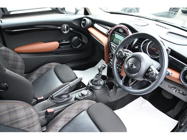 ＭＩＮＩ クーパー　セブン　限定車セブン　純正ＨＤＤナビ　純正１７インチＡＷ　Ｄアシスト　バックカメラ　ＰＤＣ　ＬＥＤヘッドライト　ハーフレザーシート　ドライビングモード　ワンオーナー　ヘッドアップディスプレイ（42枚目）