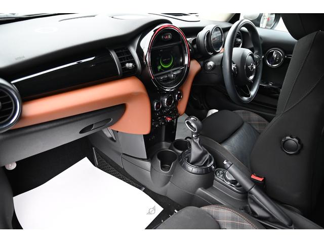 ＭＩＮＩ クーパー　セブン　限定車セブン　純正ＨＤＤナビ　純正１７インチＡＷ　Ｄアシスト　バックカメラ　ＰＤＣ　ＬＥＤヘッドライト　ハーフレザーシート　ドライビングモード　ワンオーナー　ヘッドアップディスプレイ（70枚目）