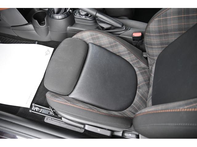 ＭＩＮＩ クーパー　セブン　限定車セブン　純正ＨＤＤナビ　純正１７インチＡＷ　Ｄアシスト　バックカメラ　ＰＤＣ　ＬＥＤヘッドライト　ハーフレザーシート　ドライビングモード　ワンオーナー　ヘッドアップディスプレイ（71枚目）