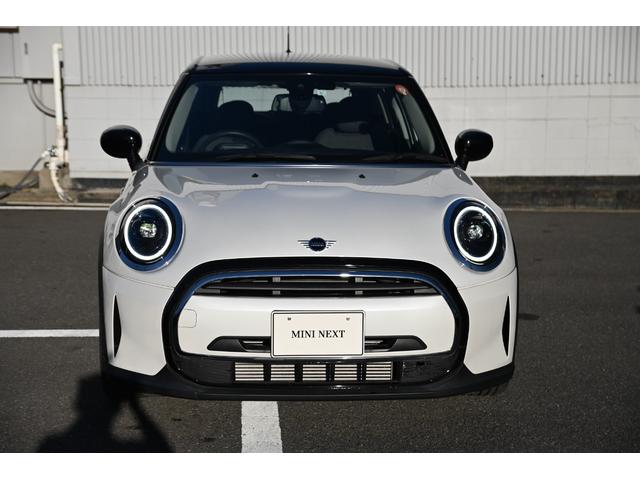 ＭＩＮＩ クーパーＤプレミアムプラスパッケージクラシックトリム　純正１６ＡＷ　Ｄアシスト　Ｂカメラ　ＰＤＣ　Ｃアクセス　アームレスト　ＥＴＣ２．０　ＬＥＤヘッドライト　ハーフレザーシート　Ｄモード　Ｓヒーター　オートライト　レインセンサー　ＡｐｐｌｅＣａｒＰｌａｙ（4枚目）