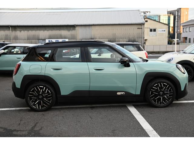 ＭＩＮＩ エースマンＳＥ　フェイバリット・トリム　元デモカー　純正ナビ　純正１８ＡＷ　ＰＤＣ　パノラマビュー　スポーツステアリング　　Ｓヒーター　ステアリングヒーター　リバースアシスト　ワイヤレスチャージング　ＡＣＣ　ＨＵＤ　ＡｐｐｌｅＣａｒＰｌａｙ（5枚目）
