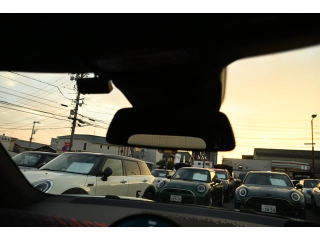 ＭＩＮＩ エースマンＳＥ　フェイバリット・トリム　元デモカー　純正ナビ　純正１８ＡＷ　ＰＤＣ　パノラマビュー　スポーツステアリング　　Ｓヒーター　ステアリングヒーター　リバースアシスト　ワイヤレスチャージング　ＡＣＣ　ＨＵＤ　ＡｐｐｌｅＣａｒＰｌａｙ（70枚目）