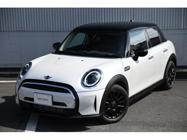 ＭＩＮＩ クーパー　ファーストパッケージ　クラシック・トリム　純正１６ＡＷ　前後ＰＤＣ　ワイヤレスチャージング　バックカメラ　ＰＤＣ　コンフォートアクセス　アームレスト　ＥＴＣ２．０　ＬＥＤヘッドライト　ドライビングモード　オートライト　レインセンサー（2枚目）