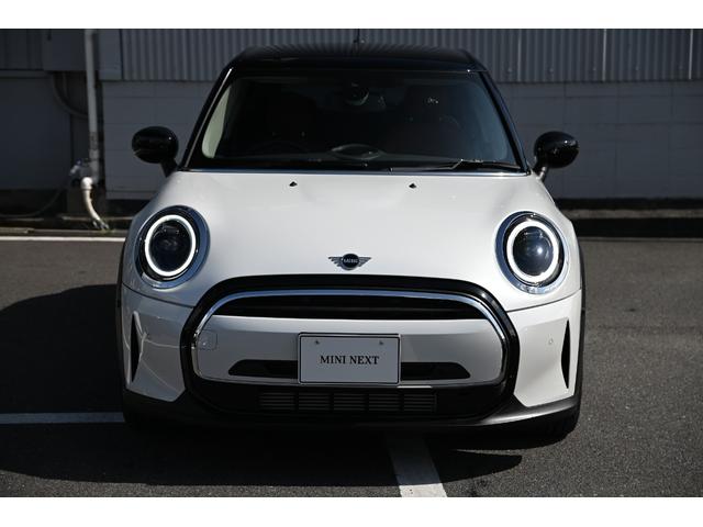 ＭＩＮＩ クーパー　ファーストパッケージ　クラシック・トリム　純正１６ＡＷ　前後ＰＤＣ　ワイヤレスチャージング　バックカメラ　ＰＤＣ　コンフォートアクセス　アームレスト　ＥＴＣ２．０　ＬＥＤヘッドライト　ドライビングモード　オートライト　レインセンサー（3枚目）