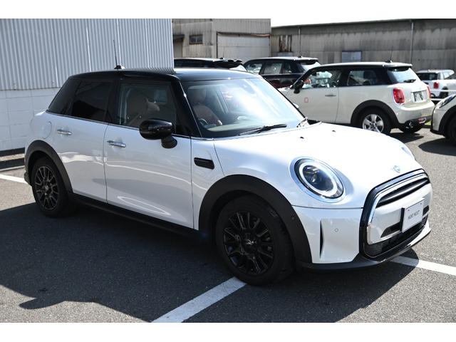 ＭＩＮＩ クーパー　ファーストパッケージ　クラシック・トリム　純正１６ＡＷ　前後ＰＤＣ　ワイヤレスチャージング　バックカメラ　ＰＤＣ　コンフォートアクセス　アームレスト　ＥＴＣ２．０　ＬＥＤヘッドライト　ドライビングモード　オートライト　レインセンサー（4枚目）