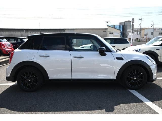 ＭＩＮＩ クーパー　ファーストパッケージ　クラシック・トリム　純正１６ＡＷ　前後ＰＤＣ　ワイヤレスチャージング　バックカメラ　ＰＤＣ　コンフォートアクセス　アームレスト　ＥＴＣ２．０　ＬＥＤヘッドライト　ドライビングモード　オートライト　レインセンサー（5枚目）