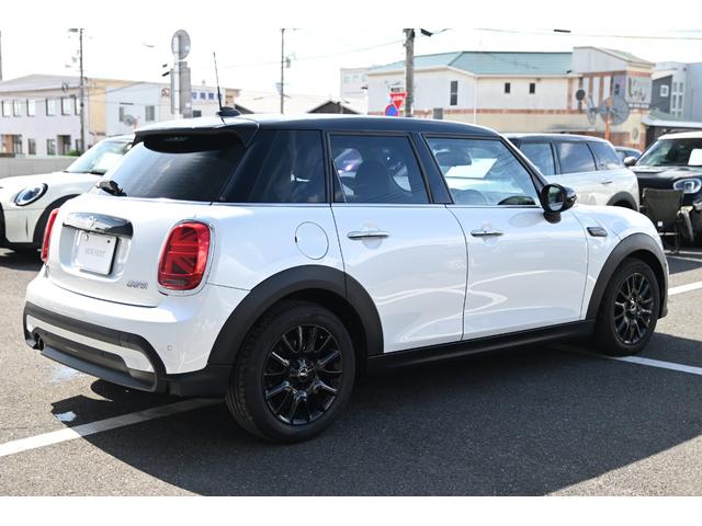 ＭＩＮＩ クーパー　ファーストパッケージ　クラシック・トリム　純正１６ＡＷ　前後ＰＤＣ　ワイヤレスチャージング　バックカメラ　ＰＤＣ　コンフォートアクセス　アームレスト　ＥＴＣ２．０　ＬＥＤヘッドライト　ドライビングモード　オートライト　レインセンサー（6枚目）