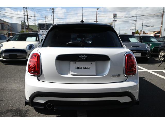 ＭＩＮＩ クーパー　ファーストパッケージ　クラシック・トリム　純正１６ＡＷ　前後ＰＤＣ　ワイヤレスチャージング　バックカメラ　ＰＤＣ　コンフォートアクセス　アームレスト　ＥＴＣ２．０　ＬＥＤヘッドライト　ドライビングモード　オートライト　レインセンサー（7枚目）