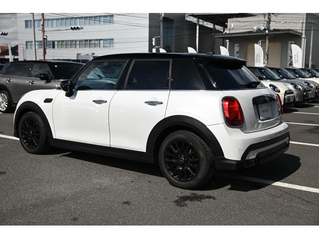 ＭＩＮＩ クーパー　ファーストパッケージ　クラシック・トリム　純正１６ＡＷ　前後ＰＤＣ　ワイヤレスチャージング　バックカメラ　ＰＤＣ　コンフォートアクセス　アームレスト　ＥＴＣ２．０　ＬＥＤヘッドライト　ドライビングモード　オートライト　レインセンサー（8枚目）