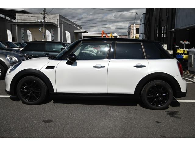 ＭＩＮＩ クーパー　ファーストパッケージ　クラシック・トリム　純正１６ＡＷ　前後ＰＤＣ　ワイヤレスチャージング　バックカメラ　ＰＤＣ　コンフォートアクセス　アームレスト　ＥＴＣ２．０　ＬＥＤヘッドライト　ドライビングモード　オートライト　レインセンサー（9枚目）