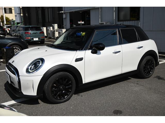 ＭＩＮＩ クーパー　ファーストパッケージ　クラシック・トリム　純正１６ＡＷ　前後ＰＤＣ　ワイヤレスチャージング　バックカメラ　ＰＤＣ　コンフォートアクセス　アームレスト　ＥＴＣ２．０　ＬＥＤヘッドライト　ドライビングモード　オートライト　レインセンサー（10枚目）