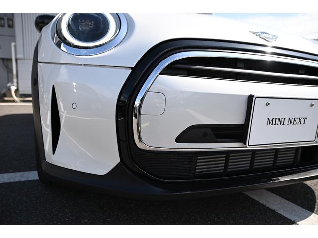 ＭＩＮＩ クーパー　ファーストパッケージ　クラシック・トリム　純正１６ＡＷ　前後ＰＤＣ　ワイヤレスチャージング　バックカメラ　ＰＤＣ　コンフォートアクセス　アームレスト　ＥＴＣ２．０　ＬＥＤヘッドライト　ドライビングモード　オートライト　レインセンサー（11枚目）