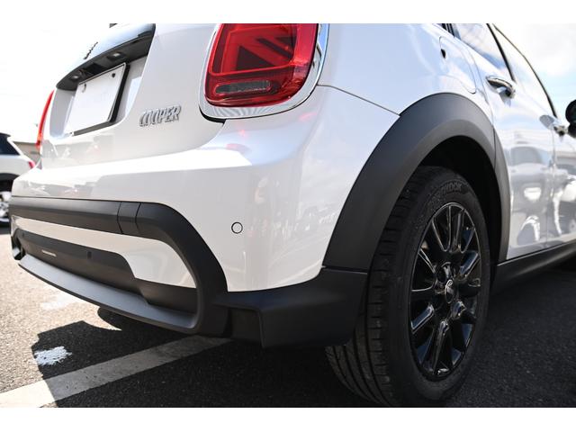 ＭＩＮＩ クーパー　ファーストパッケージ　クラシック・トリム　純正１６ＡＷ　前後ＰＤＣ　ワイヤレスチャージング　バックカメラ　ＰＤＣ　コンフォートアクセス　アームレスト　ＥＴＣ２．０　ＬＥＤヘッドライト　ドライビングモード　オートライト　レインセンサー（21枚目）