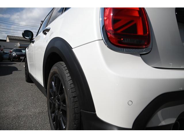 ＭＩＮＩ クーパー　ファーストパッケージ　クラシック・トリム　純正１６ＡＷ　前後ＰＤＣ　ワイヤレスチャージング　バックカメラ　ＰＤＣ　コンフォートアクセス　アームレスト　ＥＴＣ２．０　ＬＥＤヘッドライト　ドライビングモード　オートライト　レインセンサー（30枚目）