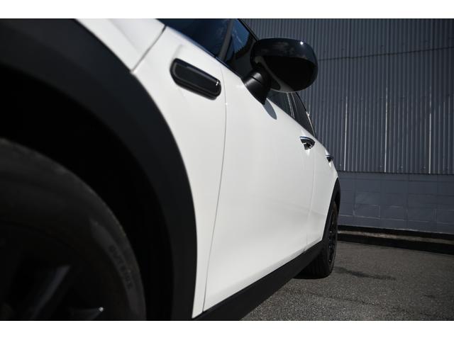 ＭＩＮＩ クーパー　ファーストパッケージ　クラシック・トリム　純正１６ＡＷ　前後ＰＤＣ　ワイヤレスチャージング　バックカメラ　ＰＤＣ　コンフォートアクセス　アームレスト　ＥＴＣ２．０　ＬＥＤヘッドライト　ドライビングモード　オートライト　レインセンサー（32枚目）