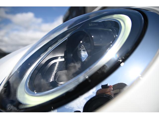 ＭＩＮＩ クーパー　ファーストパッケージ　クラシック・トリム　純正１６ＡＷ　前後ＰＤＣ　ワイヤレスチャージング　バックカメラ　ＰＤＣ　コンフォートアクセス　アームレスト　ＥＴＣ２．０　ＬＥＤヘッドライト　ドライビングモード　オートライト　レインセンサー（34枚目）