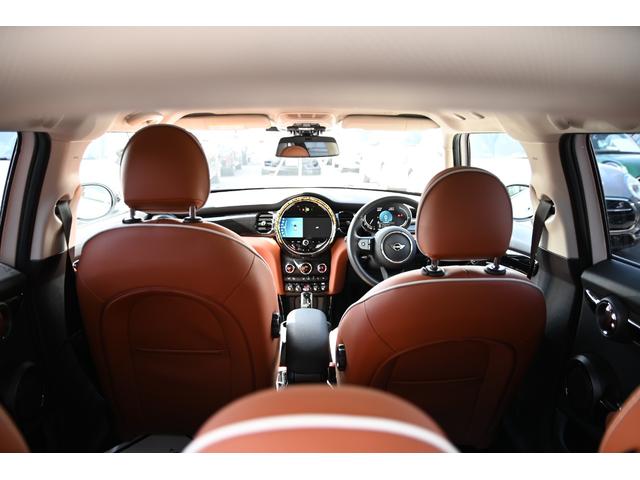 ＭＩＮＩ クーパー　ファーストパッケージ　クラシック・トリム　純正１６ＡＷ　前後ＰＤＣ　ワイヤレスチャージング　バックカメラ　ＰＤＣ　コンフォートアクセス　アームレスト　ＥＴＣ２．０　ＬＥＤヘッドライト　ドライビングモード　オートライト　レインセンサー（38枚目）