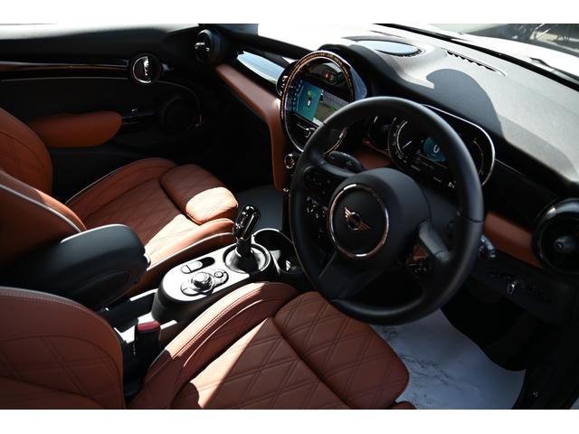 ＭＩＮＩ クーパー　ファーストパッケージ　クラシック・トリム　純正１６ＡＷ　前後ＰＤＣ　ワイヤレスチャージング　バックカメラ　ＰＤＣ　コンフォートアクセス　アームレスト　ＥＴＣ２．０　ＬＥＤヘッドライト　ドライビングモード　オートライト　レインセンサー（39枚目）