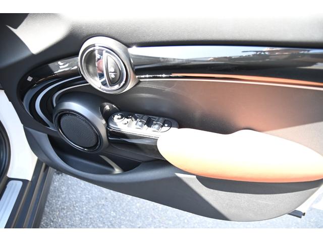 ＭＩＮＩ クーパー　ファーストパッケージ　クラシック・トリム　純正１６ＡＷ　前後ＰＤＣ　ワイヤレスチャージング　バックカメラ　ＰＤＣ　コンフォートアクセス　アームレスト　ＥＴＣ２．０　ＬＥＤヘッドライト　ドライビングモード　オートライト　レインセンサー（42枚目）