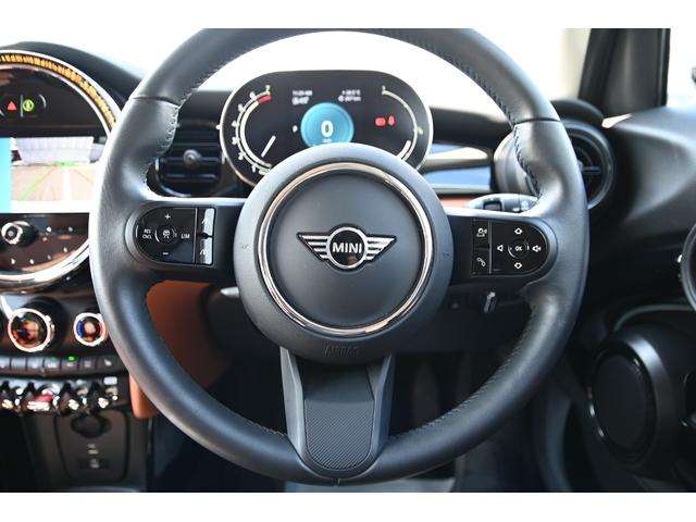ＭＩＮＩ クーパー　ファーストパッケージ　クラシック・トリム　純正１６ＡＷ　前後ＰＤＣ　ワイヤレスチャージング　バックカメラ　ＰＤＣ　コンフォートアクセス　アームレスト　ＥＴＣ２．０　ＬＥＤヘッドライト　ドライビングモード　オートライト　レインセンサー（44枚目）