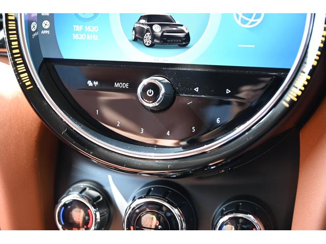 ＭＩＮＩ クーパー　ファーストパッケージ　クラシック・トリム　純正１６ＡＷ　前後ＰＤＣ　ワイヤレスチャージング　バックカメラ　ＰＤＣ　コンフォートアクセス　アームレスト　ＥＴＣ２．０　ＬＥＤヘッドライト　ドライビングモード　オートライト　レインセンサー（52枚目）