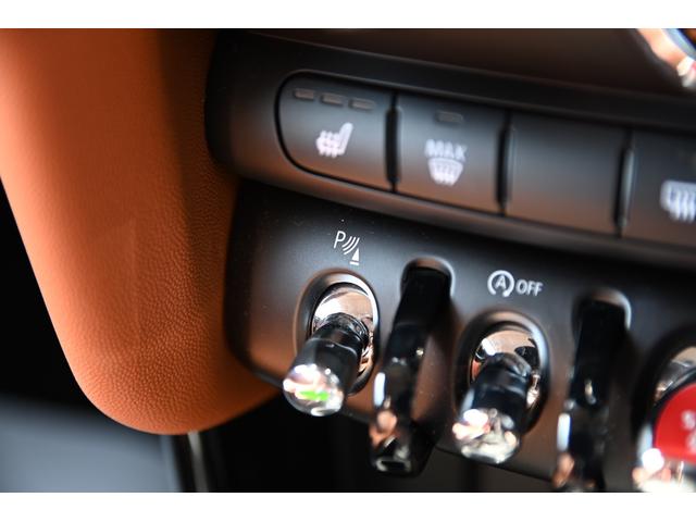 ＭＩＮＩ クーパー　ファーストパッケージ　クラシック・トリム　純正１６ＡＷ　前後ＰＤＣ　ワイヤレスチャージング　バックカメラ　ＰＤＣ　コンフォートアクセス　アームレスト　ＥＴＣ２．０　ＬＥＤヘッドライト　ドライビングモード　オートライト　レインセンサー（57枚目）