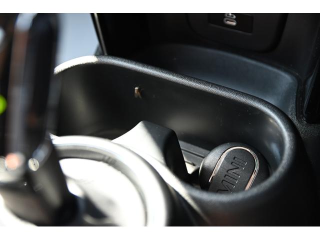 ＭＩＮＩ クーパー　ファーストパッケージ　クラシック・トリム　純正１６ＡＷ　前後ＰＤＣ　ワイヤレスチャージング　バックカメラ　ＰＤＣ　コンフォートアクセス　アームレスト　ＥＴＣ２．０　ＬＥＤヘッドライト　ドライビングモード　オートライト　レインセンサー（60枚目）