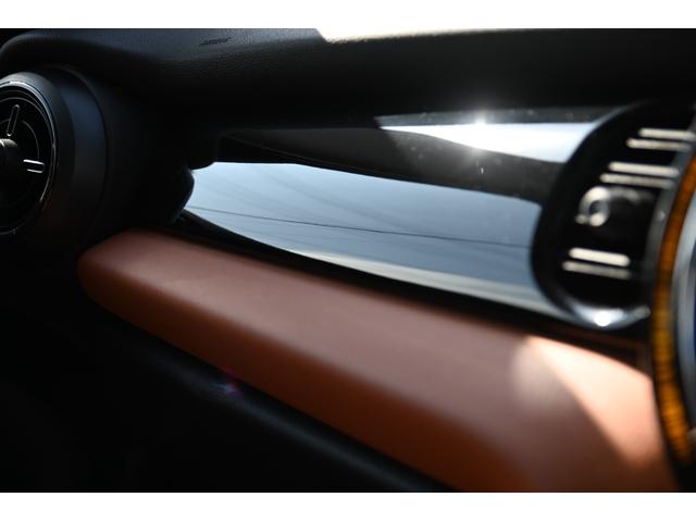 ＭＩＮＩ クーパー　ファーストパッケージ　クラシック・トリム　純正１６ＡＷ　前後ＰＤＣ　ワイヤレスチャージング　バックカメラ　ＰＤＣ　コンフォートアクセス　アームレスト　ＥＴＣ２．０　ＬＥＤヘッドライト　ドライビングモード　オートライト　レインセンサー（70枚目）