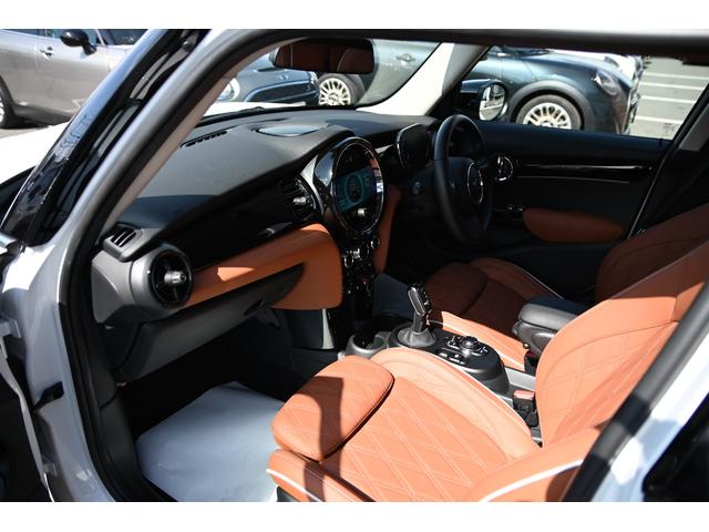 ＭＩＮＩ クーパー　ファーストパッケージ　クラシック・トリム　純正１６ＡＷ　前後ＰＤＣ　ワイヤレスチャージング　バックカメラ　ＰＤＣ　コンフォートアクセス　アームレスト　ＥＴＣ２．０　ＬＥＤヘッドライト　ドライビングモード　オートライト　レインセンサー（74枚目）