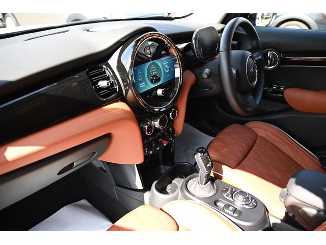 ＭＩＮＩ クーパー　ファーストパッケージ　クラシック・トリム　純正１６ＡＷ　前後ＰＤＣ　ワイヤレスチャージング　バックカメラ　ＰＤＣ　コンフォートアクセス　アームレスト　ＥＴＣ２．０　ＬＥＤヘッドライト　ドライビングモード　オートライト　レインセンサー（75枚目）