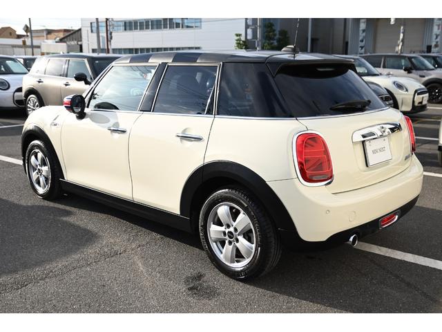 ＭＩＮＩ クーパー　純正ＨＤＤナビ　純正１５インチＡＷ　Ｄアシスト　純正ＨＤＤナビ　バックカメラ　ＰＤＣ　コンフォートアクセス　アームレスト　ＬＥＤヘッドライト　オートライト　レインセンサー　ワンオーナー（9枚目）