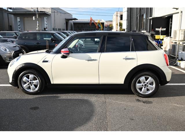 ＭＩＮＩ クーパー　純正ＨＤＤナビ　純正１５インチＡＷ　Ｄアシスト　純正ＨＤＤナビ　バックカメラ　ＰＤＣ　コンフォートアクセス　アームレスト　ＬＥＤヘッドライト　オートライト　レインセンサー　ワンオーナー（10枚目）