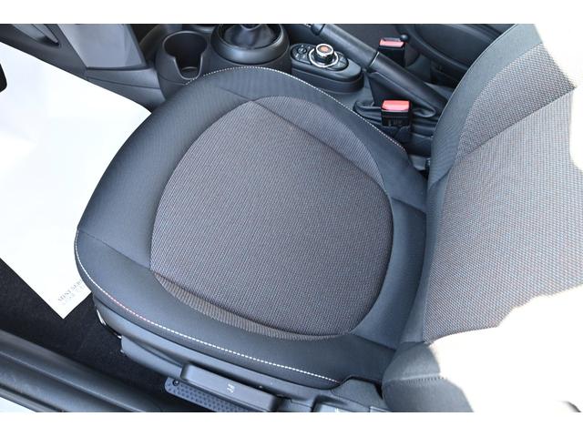 ＭＩＮＩ クーパー　純正ＨＤＤナビ　純正１５インチＡＷ　Ｄアシスト　純正ＨＤＤナビ　バックカメラ　ＰＤＣ　コンフォートアクセス　アームレスト　ＬＥＤヘッドライト　オートライト　レインセンサー　ワンオーナー（69枚目）
