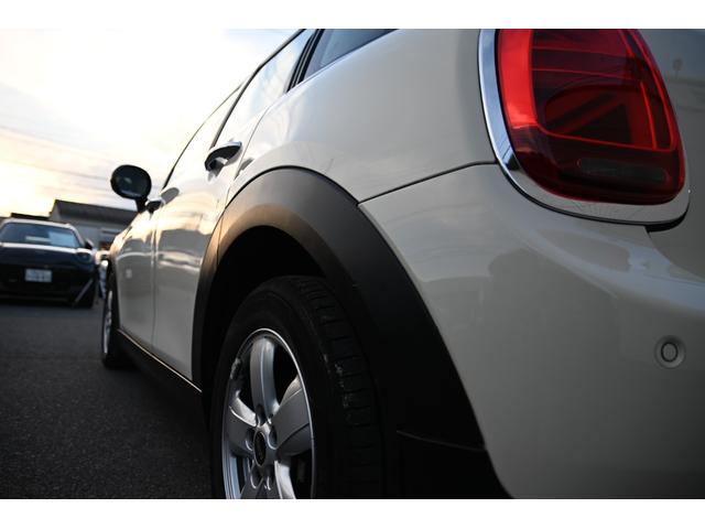 ＭＩＮＩ クーパー　純正ナビ　純正１５ＡＷ　前後ＰＤＣ　Ｄアシスト　Ｂカメラ　コンフォートアクセス　アームレスト　ＬＥＤヘッドライト　オートライト　レインセンサー　ワンーオーナー　シートヒーター（33枚目）