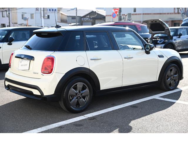 ＭＩＮＩ クーパー　エッセンシャル・トリム　純正１６ＡＷ　Ｂカメラ　前後ＰＤＣ　コンフォートアクセス　アームレスト　ＥＴＣ２．０　ＬＥＤヘッドライト　レインセンサー　ハーフレザーシート　ドライビングモード　クルコン　ＡｐｐｌｅＣａｒＰｌａｙ（7枚目）