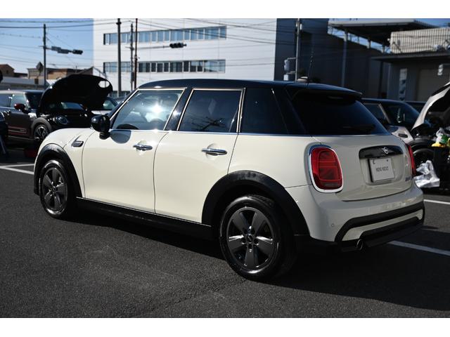 ＭＩＮＩ クーパー　エッセンシャル・トリム　純正１６ＡＷ　Ｂカメラ　前後ＰＤＣ　コンフォートアクセス　アームレスト　ＥＴＣ２．０　ＬＥＤヘッドライト　レインセンサー　ハーフレザーシート　ドライビングモード　クルコン　ＡｐｐｌｅＣａｒＰｌａｙ（9枚目）