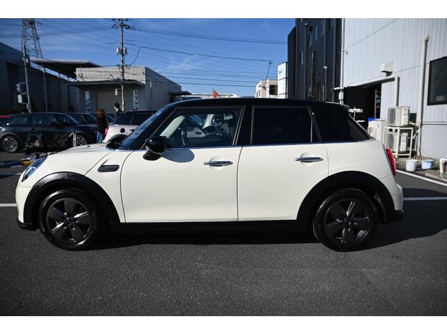 ＭＩＮＩ クーパー　エッセンシャル・トリム　純正１６ＡＷ　Ｂカメラ　前後ＰＤＣ　コンフォートアクセス　アームレスト　ＥＴＣ２．０　ＬＥＤヘッドライト　レインセンサー　ハーフレザーシート　ドライビングモード　クルコン　ＡｐｐｌｅＣａｒＰｌａｙ（10枚目）