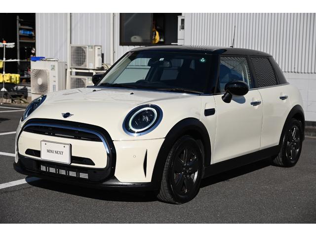 ＭＩＮＩ クーパー　エッセンシャル・トリム　純正１６ＡＷ　Ｂカメラ　前後ＰＤＣ　コンフォートアクセス　アームレスト　ＥＴＣ２．０　ＬＥＤヘッドライト　レインセンサー　ハーフレザーシート　ドライビングモード　クルコン　ＡｐｐｌｅＣａｒＰｌａｙ（11枚目）