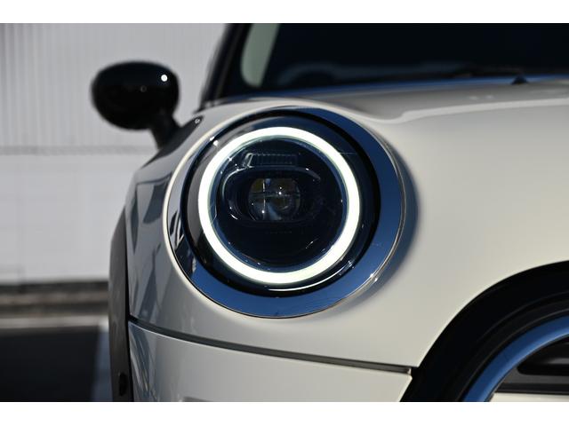 ＭＩＮＩ クーパー　エッセンシャル・トリム　純正１６ＡＷ　Ｂカメラ　前後ＰＤＣ　コンフォートアクセス　アームレスト　ＥＴＣ２．０　ＬＥＤヘッドライト　レインセンサー　ハーフレザーシート　ドライビングモード　クルコン　ＡｐｐｌｅＣａｒＰｌａｙ（12枚目）