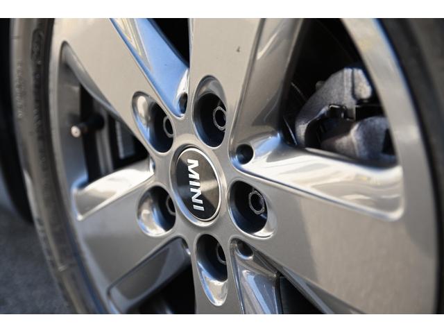 ＭＩＮＩ クーパー　エッセンシャル・トリム　純正１６ＡＷ　Ｂカメラ　前後ＰＤＣ　コンフォートアクセス　アームレスト　ＥＴＣ２．０　ＬＥＤヘッドライト　レインセンサー　ハーフレザーシート　ドライビングモード　クルコン　ＡｐｐｌｅＣａｒＰｌａｙ（17枚目）