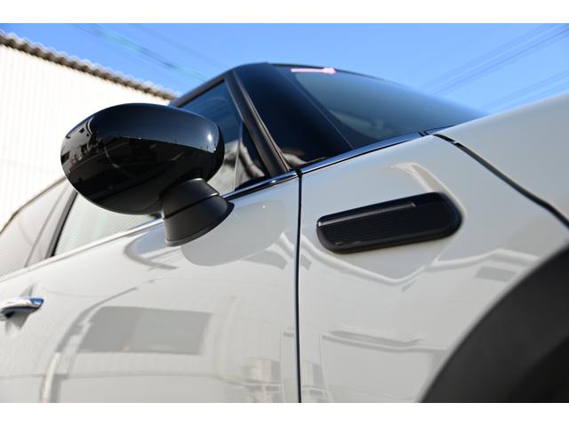 ＭＩＮＩ クーパー　エッセンシャル・トリム　純正１６ＡＷ　Ｂカメラ　前後ＰＤＣ　コンフォートアクセス　アームレスト　ＥＴＣ２．０　ＬＥＤヘッドライト　レインセンサー　ハーフレザーシート　ドライビングモード　クルコン　ＡｐｐｌｅＣａｒＰｌａｙ（18枚目）