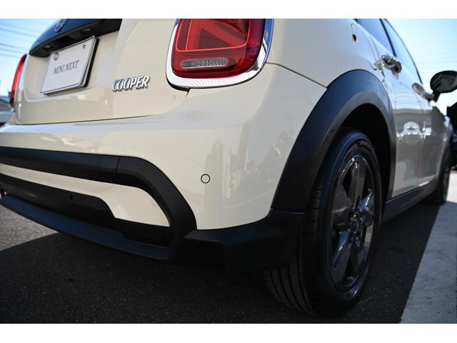 ＭＩＮＩ クーパー　エッセンシャル・トリム　純正１６ＡＷ　Ｂカメラ　前後ＰＤＣ　コンフォートアクセス　アームレスト　ＥＴＣ２．０　ＬＥＤヘッドライト　レインセンサー　ハーフレザーシート　ドライビングモード　クルコン　ＡｐｐｌｅＣａｒＰｌａｙ（23枚目）