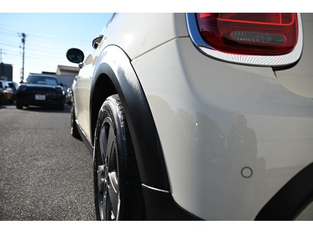 ＭＩＮＩ クーパー　エッセンシャル・トリム　純正１６ＡＷ　Ｂカメラ　前後ＰＤＣ　コンフォートアクセス　アームレスト　ＥＴＣ２．０　ＬＥＤヘッドライト　レインセンサー　ハーフレザーシート　ドライビングモード　クルコン　ＡｐｐｌｅＣａｒＰｌａｙ（32枚目）