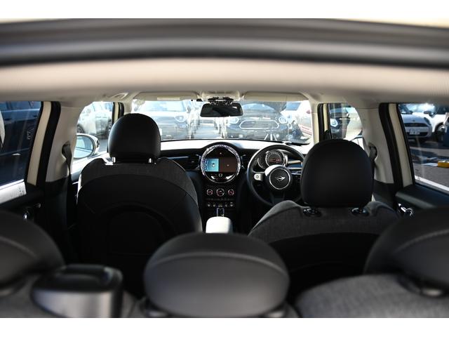 ＭＩＮＩ クーパー　エッセンシャル・トリム　純正１６ＡＷ　Ｂカメラ　前後ＰＤＣ　コンフォートアクセス　アームレスト　ＥＴＣ２．０　ＬＥＤヘッドライト　レインセンサー　ハーフレザーシート　ドライビングモード　クルコン　ＡｐｐｌｅＣａｒＰｌａｙ（40枚目）