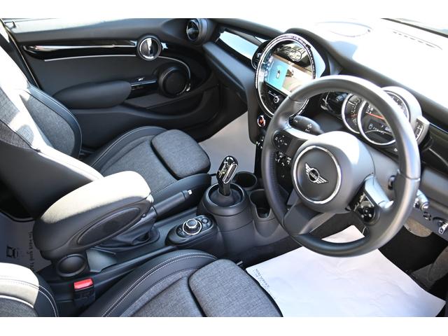 ＭＩＮＩ クーパー　エッセンシャル・トリム　純正１６ＡＷ　Ｂカメラ　前後ＰＤＣ　コンフォートアクセス　アームレスト　ＥＴＣ２．０　ＬＥＤヘッドライト　レインセンサー　ハーフレザーシート　ドライビングモード　クルコン　ＡｐｐｌｅＣａｒＰｌａｙ（41枚目）