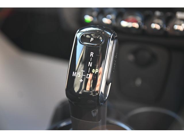 ＭＩＮＩ クーパー　エッセンシャル・トリム　純正１６ＡＷ　Ｂカメラ　前後ＰＤＣ　コンフォートアクセス　アームレスト　ＥＴＣ２．０　ＬＥＤヘッドライト　レインセンサー　ハーフレザーシート　ドライビングモード　クルコン　ＡｐｐｌｅＣａｒＰｌａｙ（56枚目）