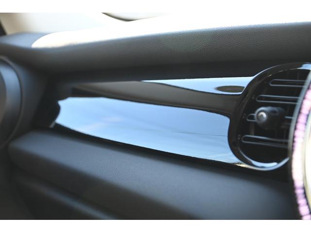 ＭＩＮＩ クーパー　エッセンシャル・トリム　純正１６ＡＷ　Ｂカメラ　前後ＰＤＣ　コンフォートアクセス　アームレスト　ＥＴＣ２．０　ＬＥＤヘッドライト　レインセンサー　ハーフレザーシート　ドライビングモード　クルコン　ＡｐｐｌｅＣａｒＰｌａｙ（66枚目）